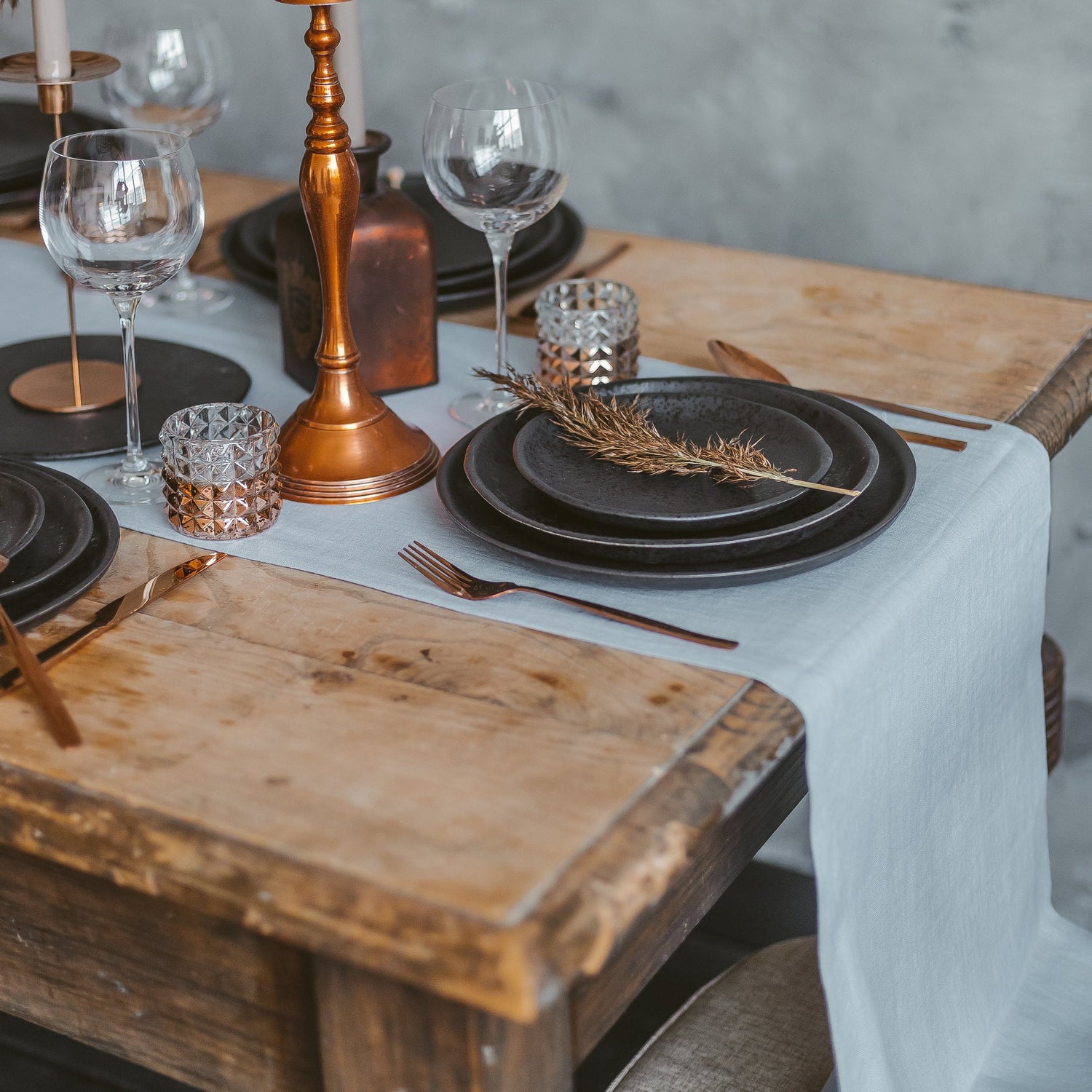 Elegant Holiday Magic: Easy Ways to Style Linen Table Runners This Christmas