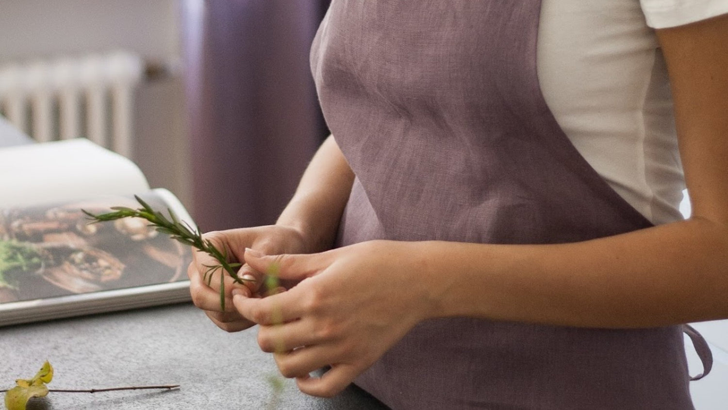 Reusable quick drying 100% linen aprons