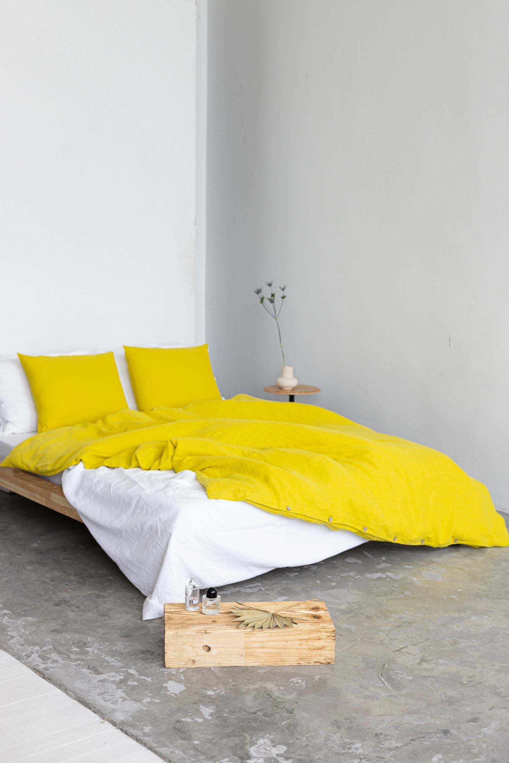 Linen bedding set with buttons