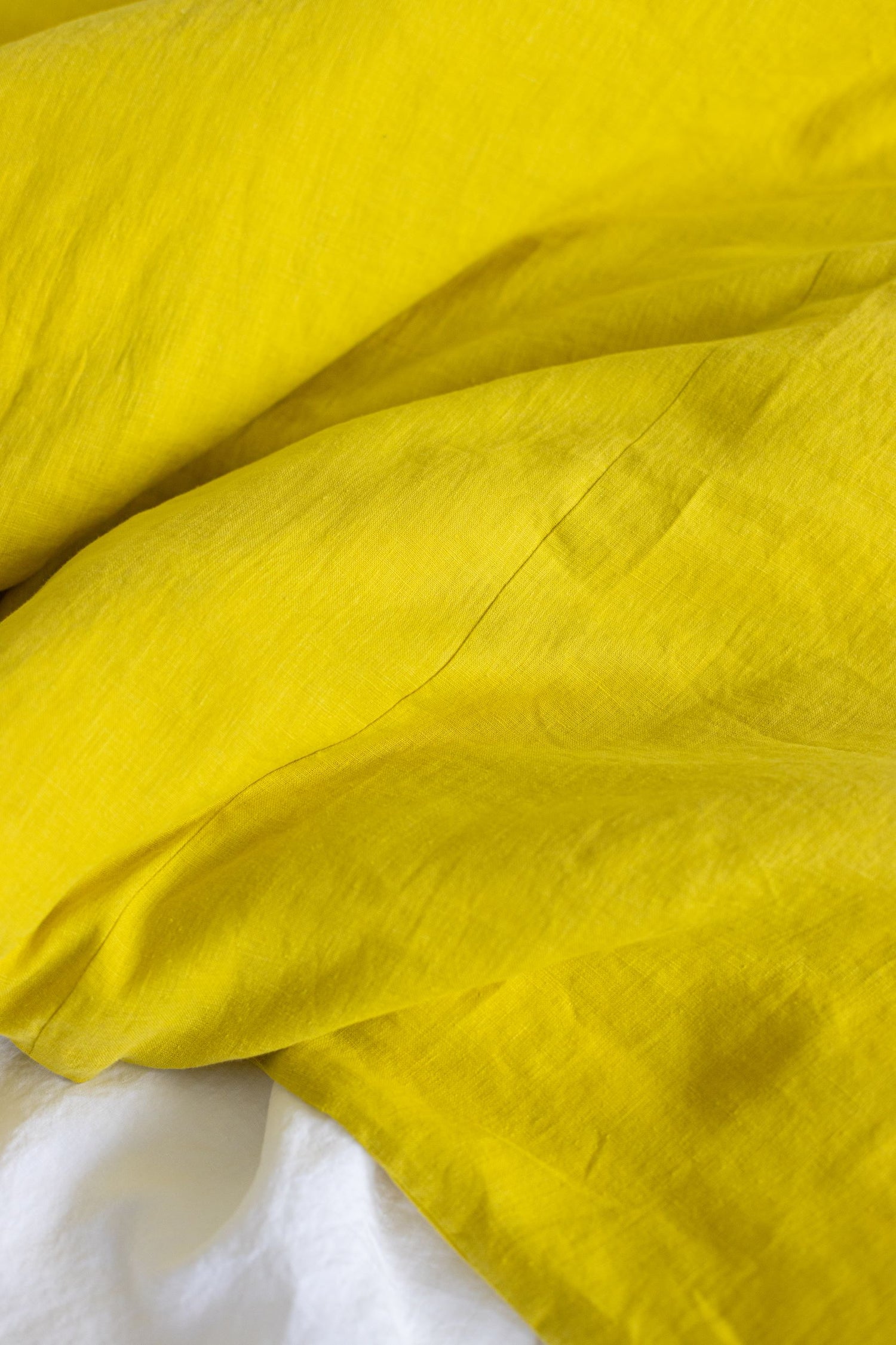 Linen bedding set with buttons