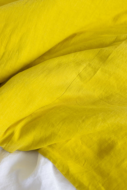 Linen bedding set with buttons