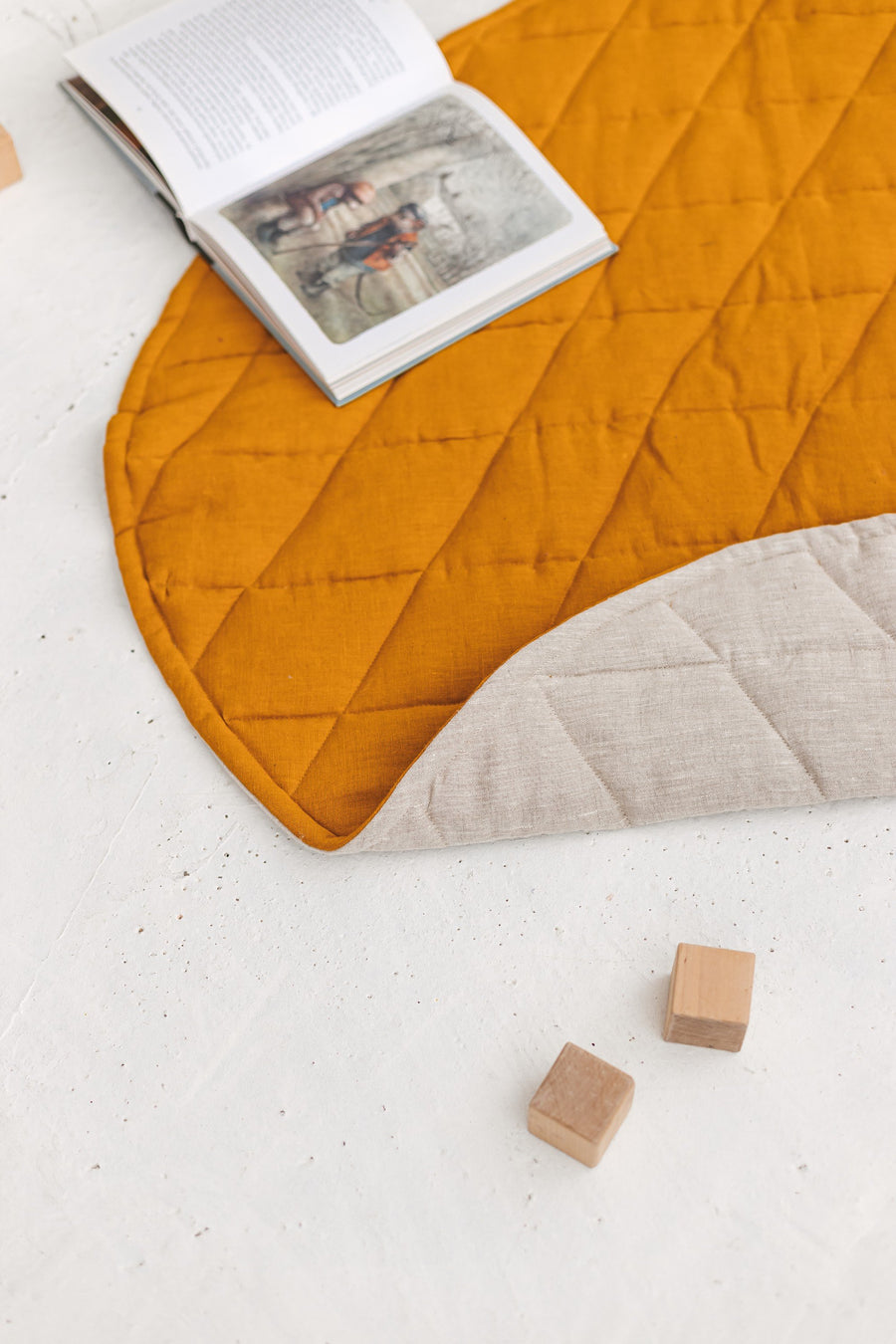Mustard Natural Light Round Linen Quilted Rug